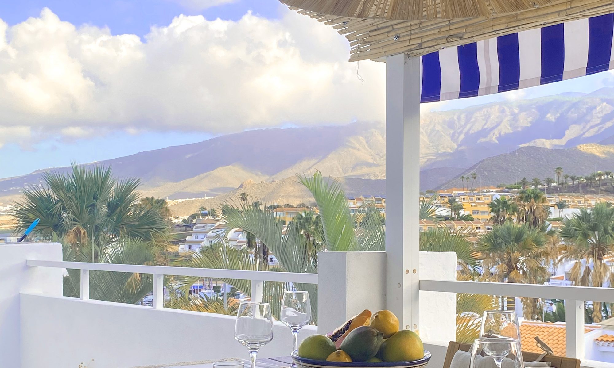 Terraza de Malibu Park, en Costa Adeje, con la mesa puesta y el valle al fondo